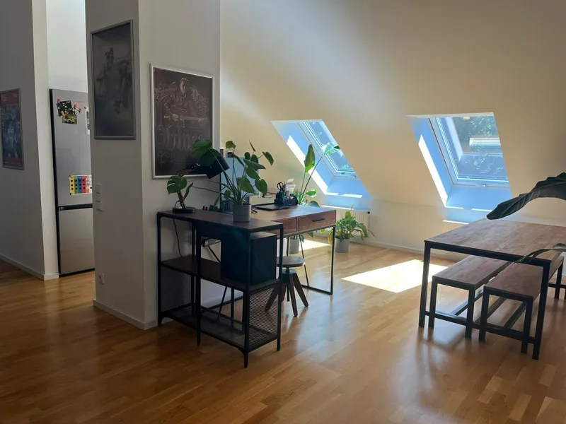 großzügige Dachgeschoss-Wohnung im grünen Märchenviertel — photo 1